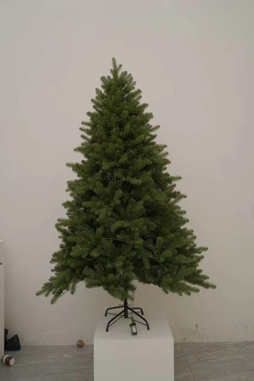 Christmas tree decorations create a strong Christmas atmosphere