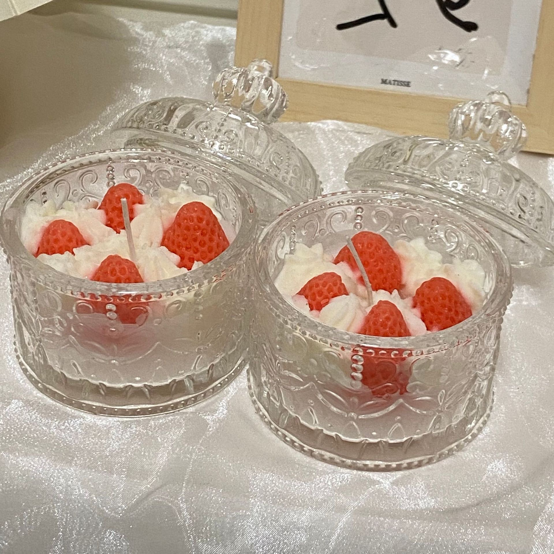 Cream strawberry cake, berry annoyance scented candle, soybean wax birthday gift, glass cup ornament, cross-border Instagram
