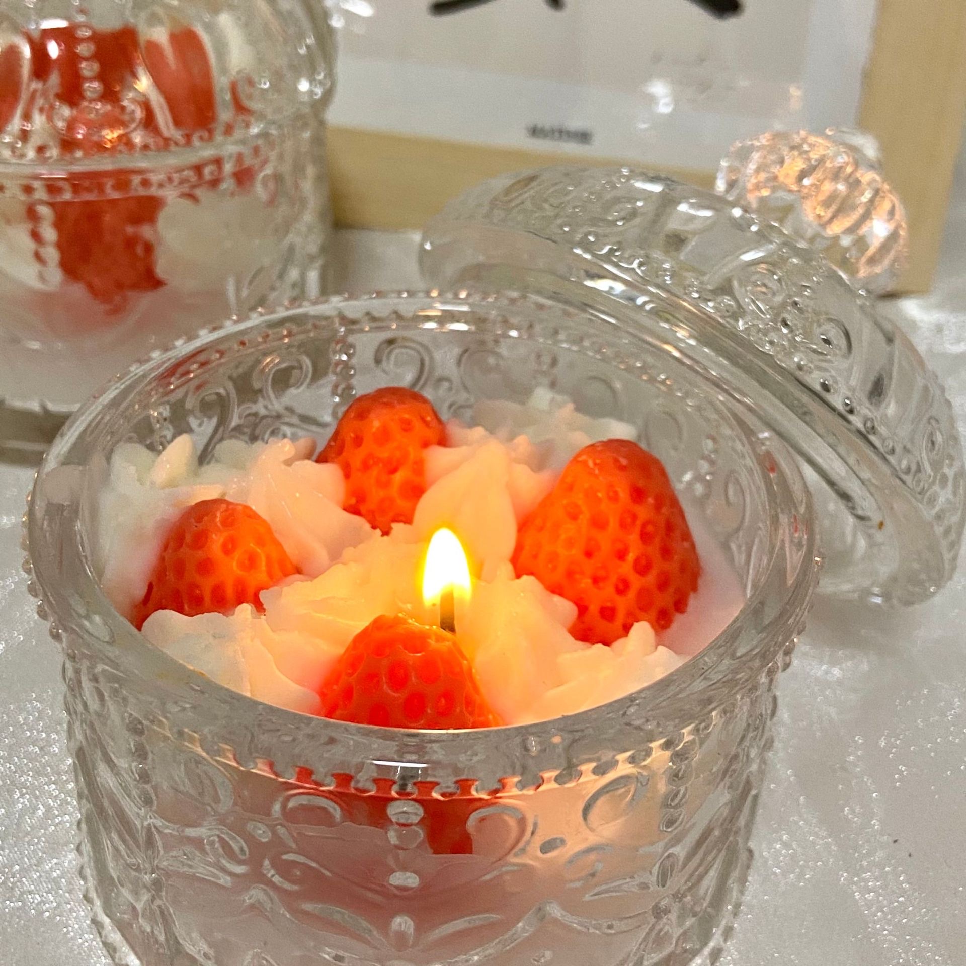 Cream strawberry cake, berry annoyance scented candle, soybean wax birthday gift, glass cup ornament, cross-border Instagram details Picture