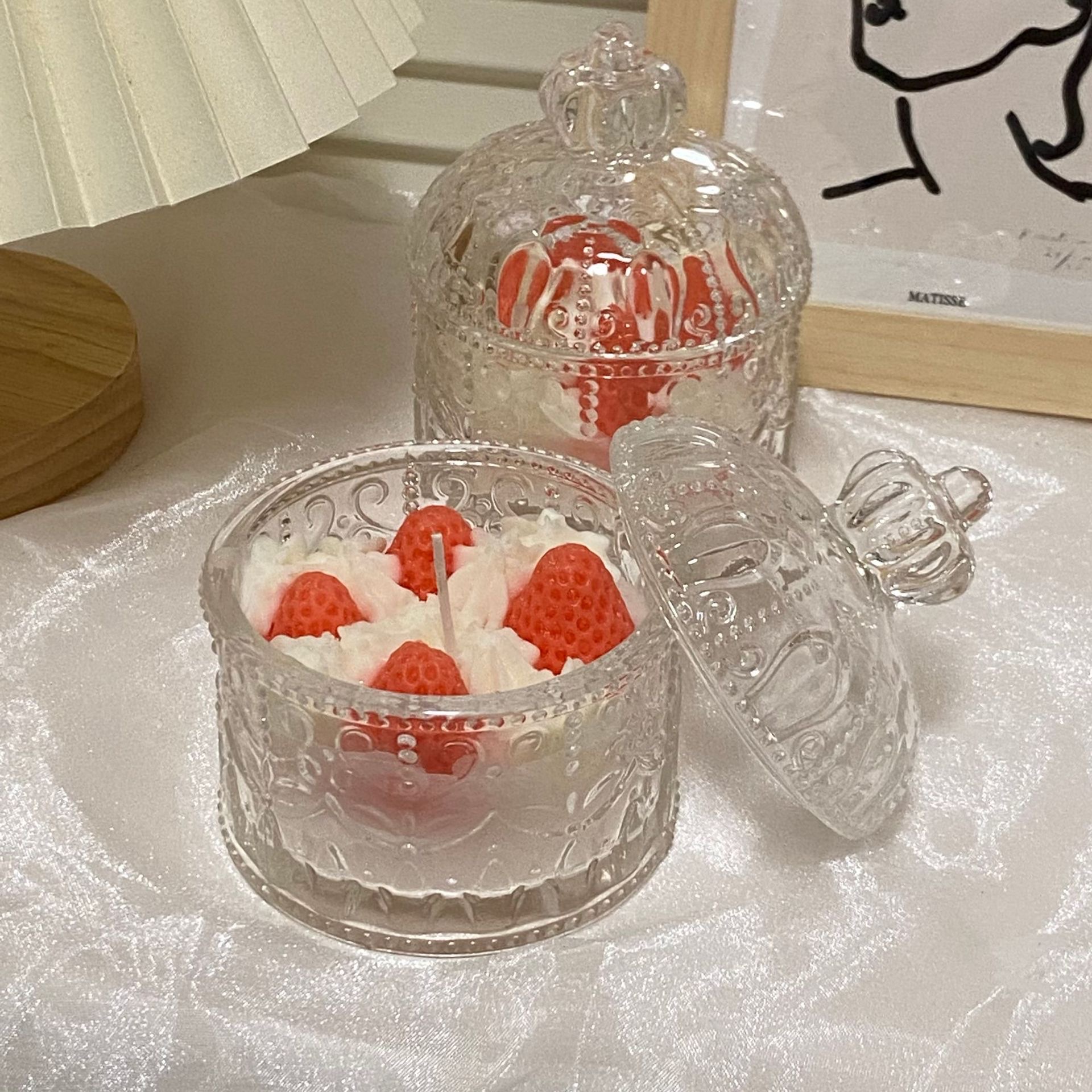 Cream strawberry cake, berry annoyance scented candle, soybean wax birthday gift, glass cup ornament, cross-border Instagram Specification image