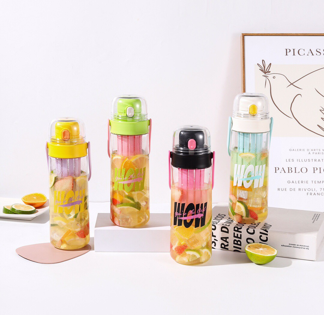 Large-capacity sports water cups are fashionable for both men and women in summer