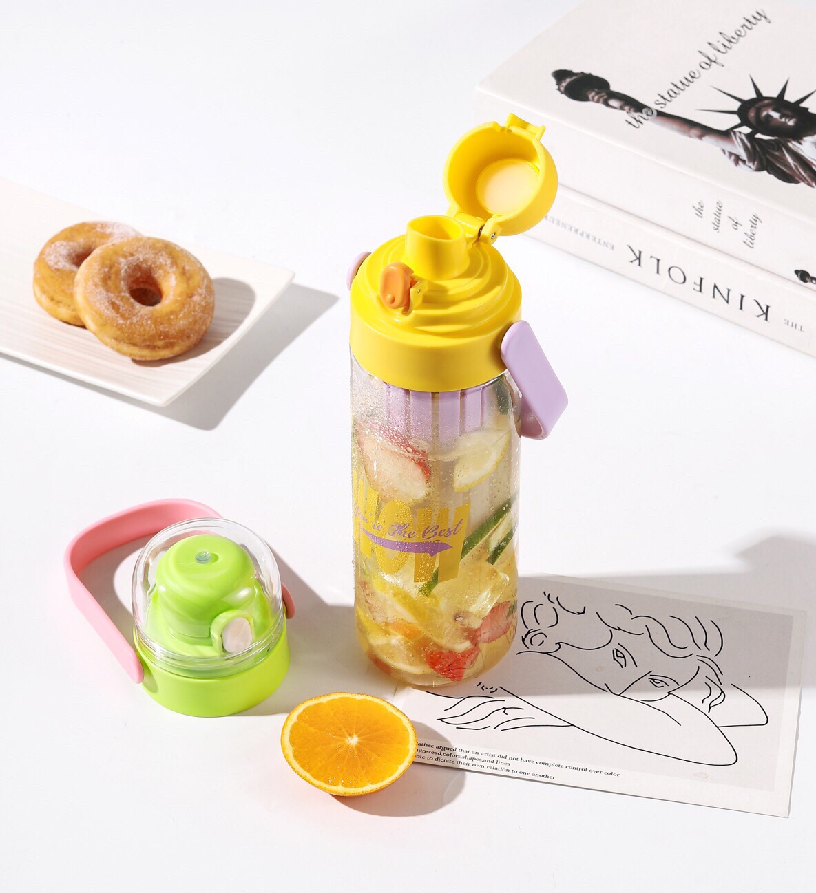 Large-capacity sports water cups are fashionable for both men and women in summer details Picture
