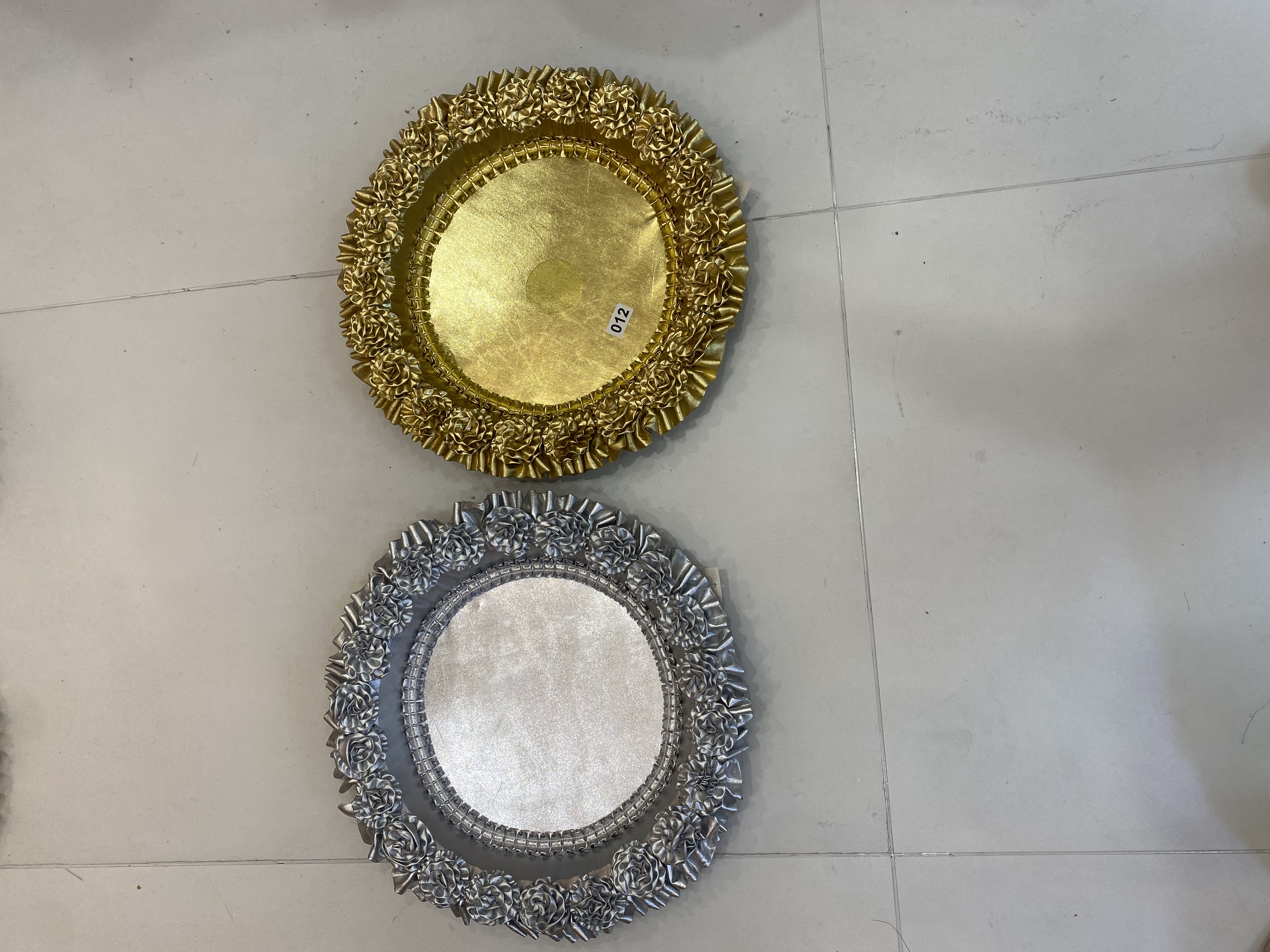 Ceramic cake plates with ironwork display racks, aromatherapy ornaments, iron trays, festival supplies, home decorations, both beautiful and practical