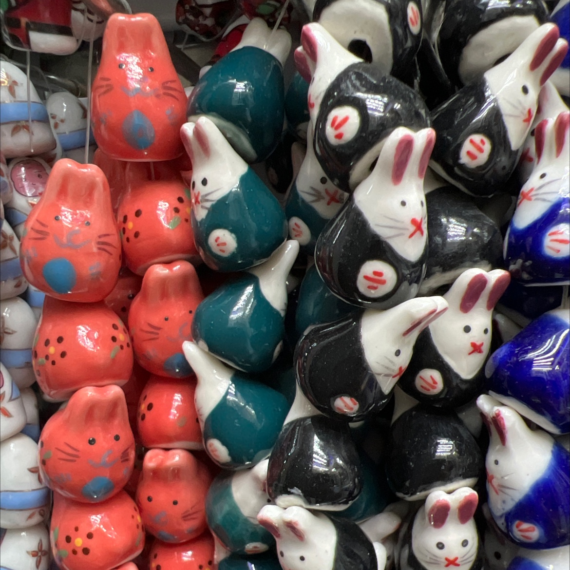 厂家直销陶瓷珠、异形珠、动物珠子招财猫手工DIY手链项链耳环皆可。欢迎新老客户来样定做。网红串珠，好物推荐