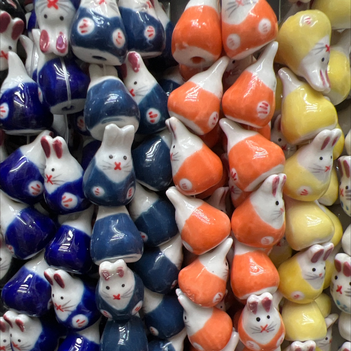 厂家直销陶瓷珠、异形珠、动物珠子招财猫手工DIY手链项链耳环皆可。欢迎新老客户来样定做。网红串珠，好物推荐产品图