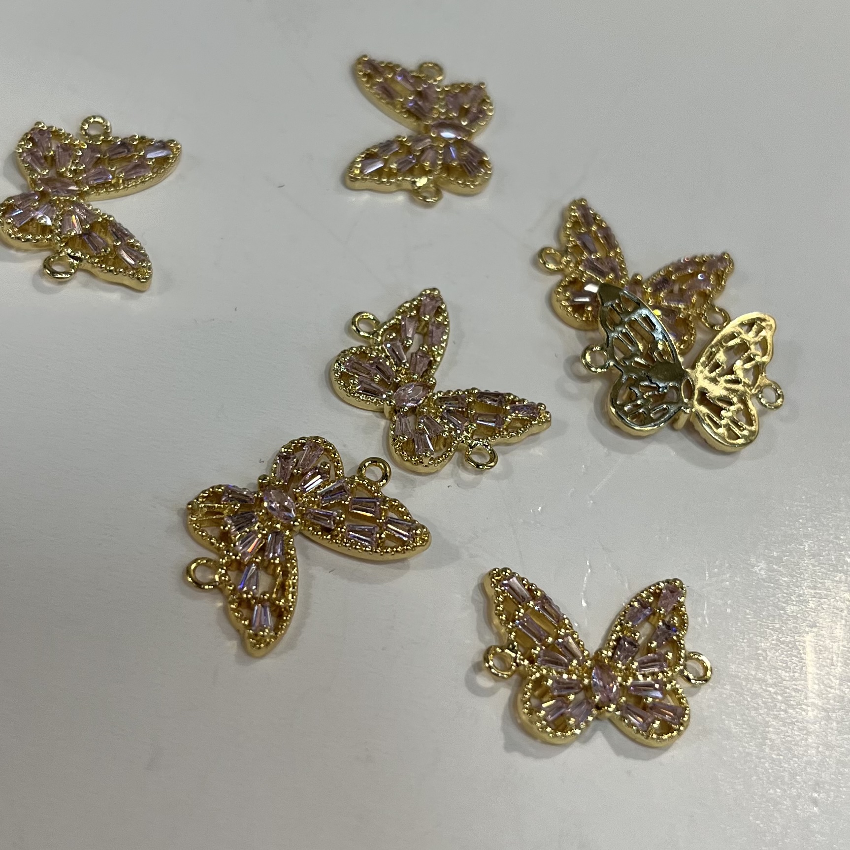 蝴蝶主题金属手链牌子吊坠铜镶锆石材质 蝴蝶吊坠设计 精致耐用吊坠饰品
