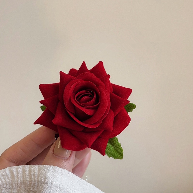 The 2023 new Dew Rose French retro red artificial flower hairpin features a fairy-like and niche design with bangs Specification image