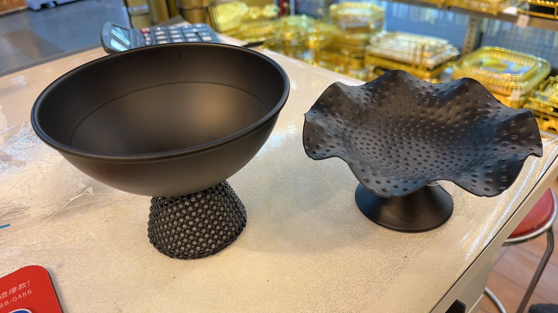 外贸出口商品，糖果糕点碗，糖果糕点盘，精致的烤漆工艺，不掉色，流行的黑色元素，更受欢迎，4只一内盒，96只一箱，铁的材质