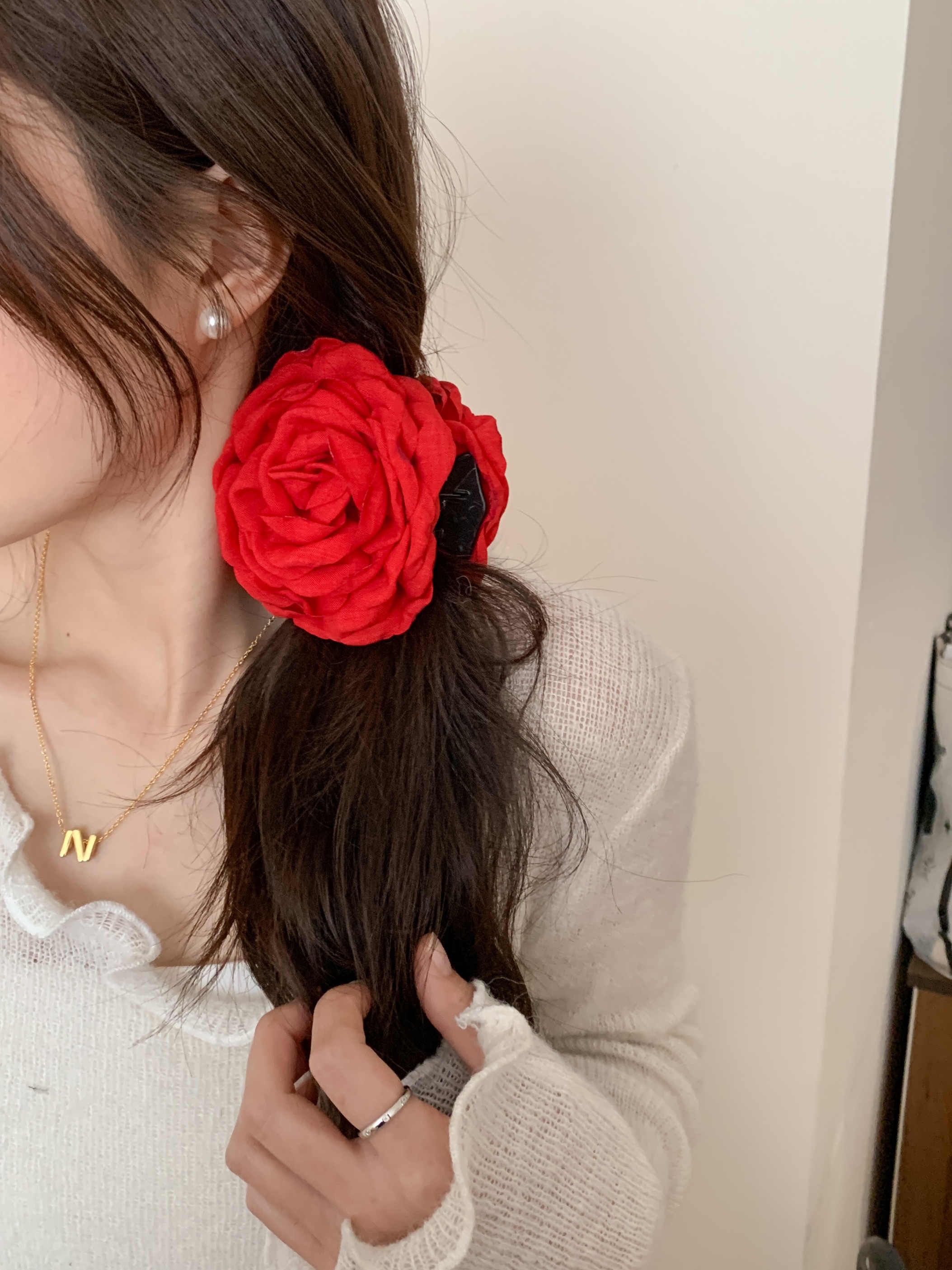 Camellia rose flower grabber with a feminine and high-end look, large shark clip at the back of the head, 2024 new style hairpin headwear Specification image