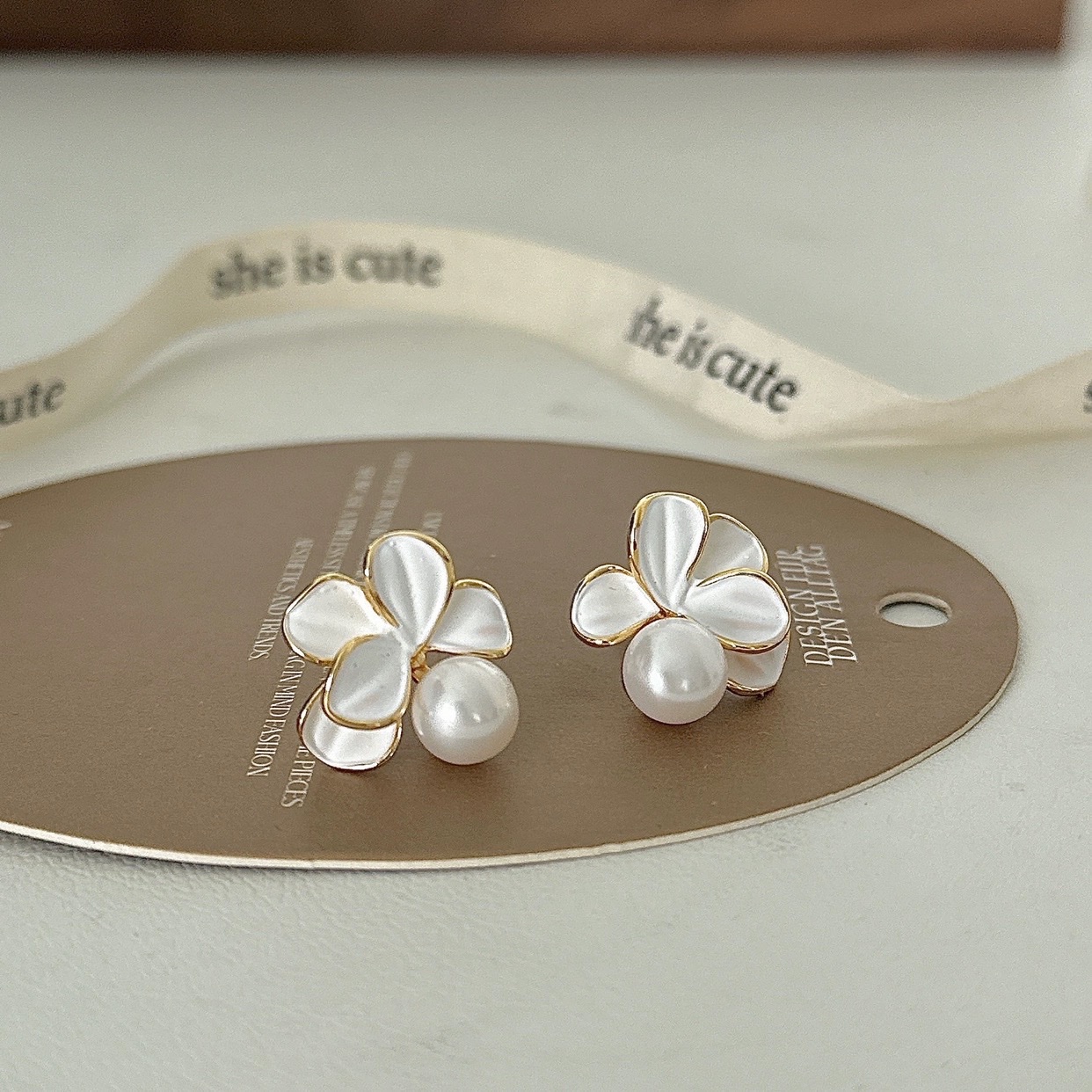 Pearl earrings, welded zircon earrings, exquisite accessories, elegant earrings, fashionable and trendy earrings for women, brilliant zircon earrings details Picture