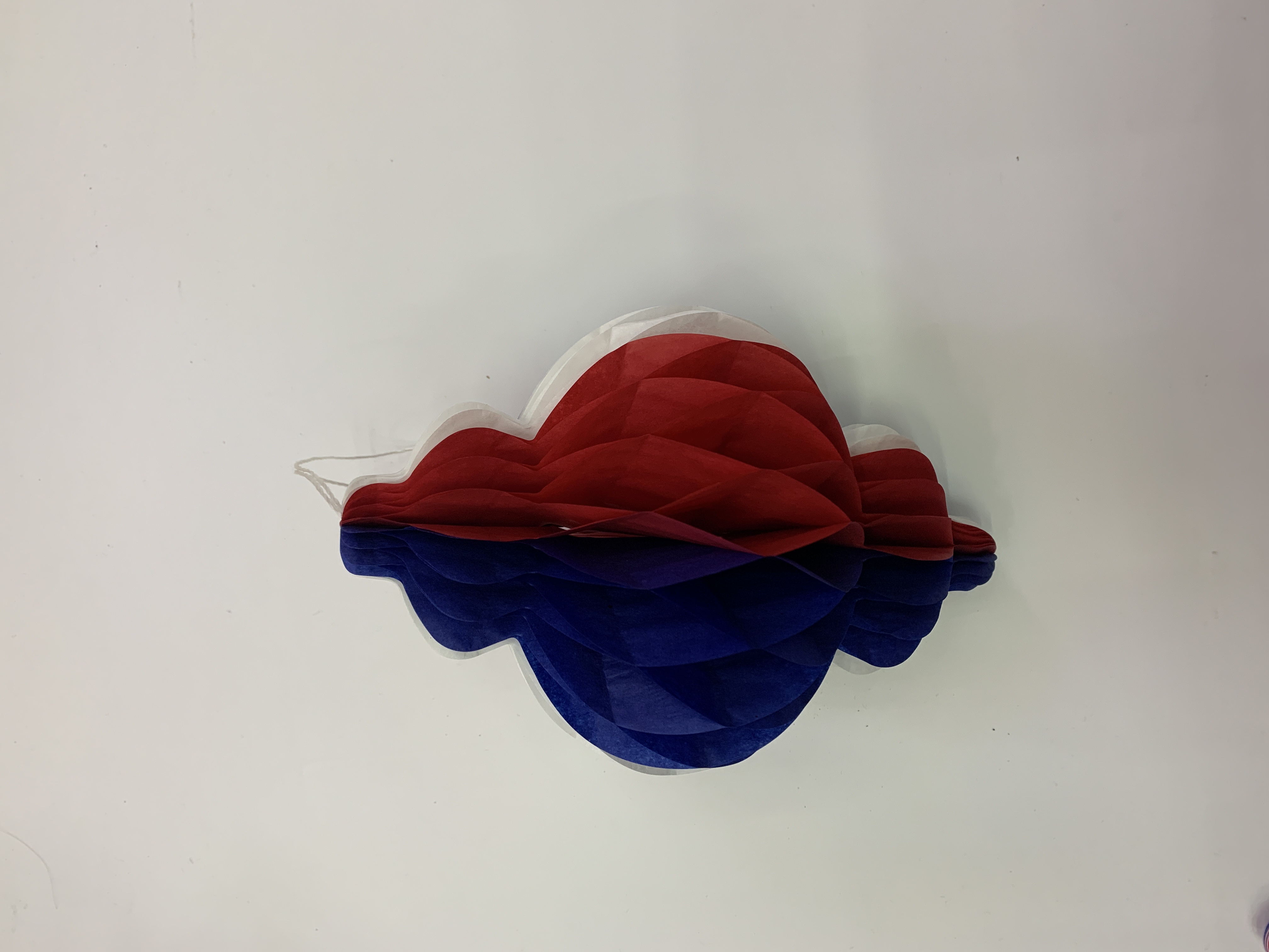 红白蓝智利节日用品装饰，红白蓝蜂窝铃铛挂饰白底实物图