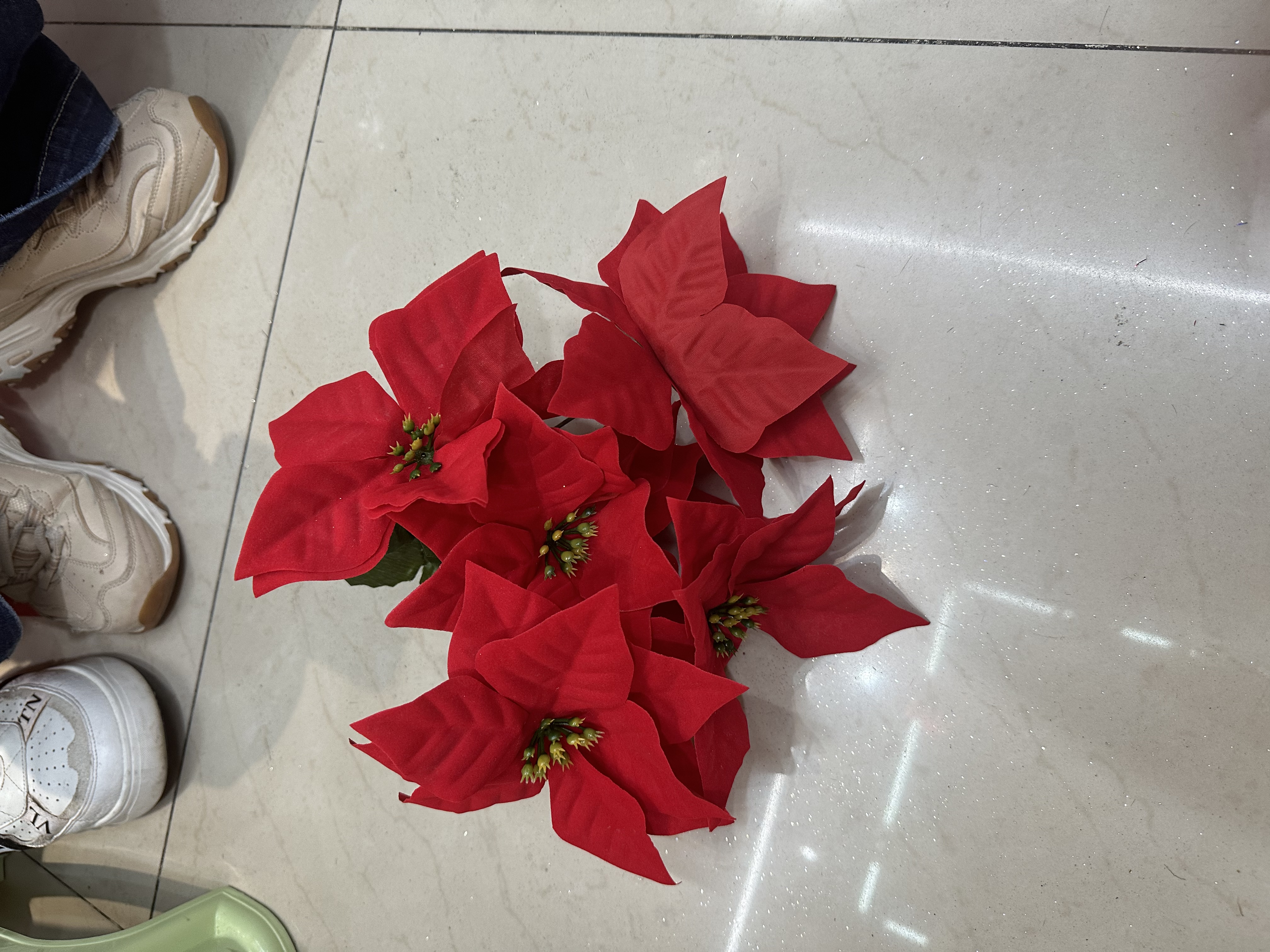 仿真圣诞花蝴蝶插件仿真摇摆莲花灯竹框仿真植物圣诞节日葡萄串挂饰白底实物图