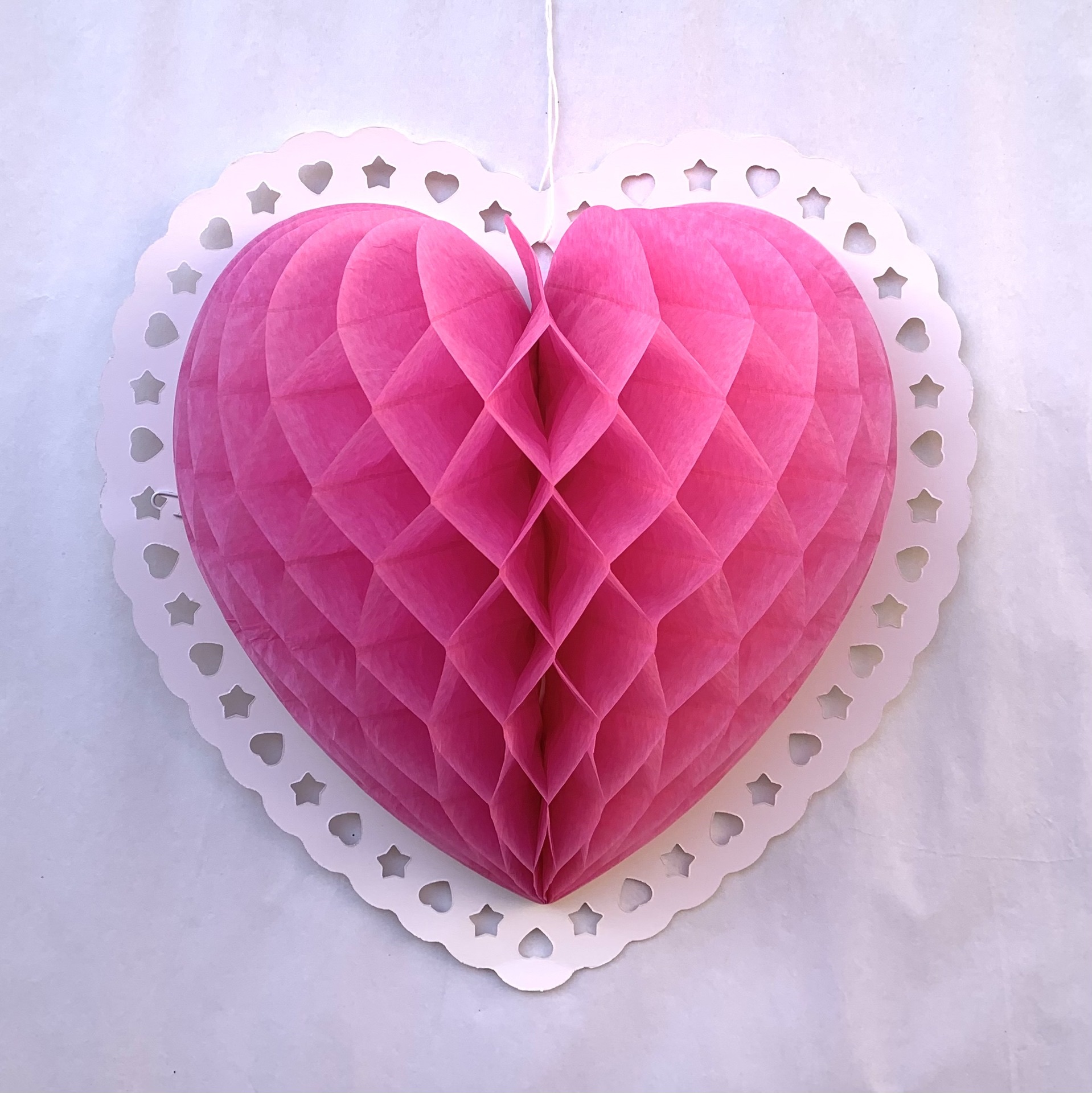 Valentine's Day decorative items, honeycomb card-shaped heart pendants, party decorations to enhance the festive atmosphere Specification image