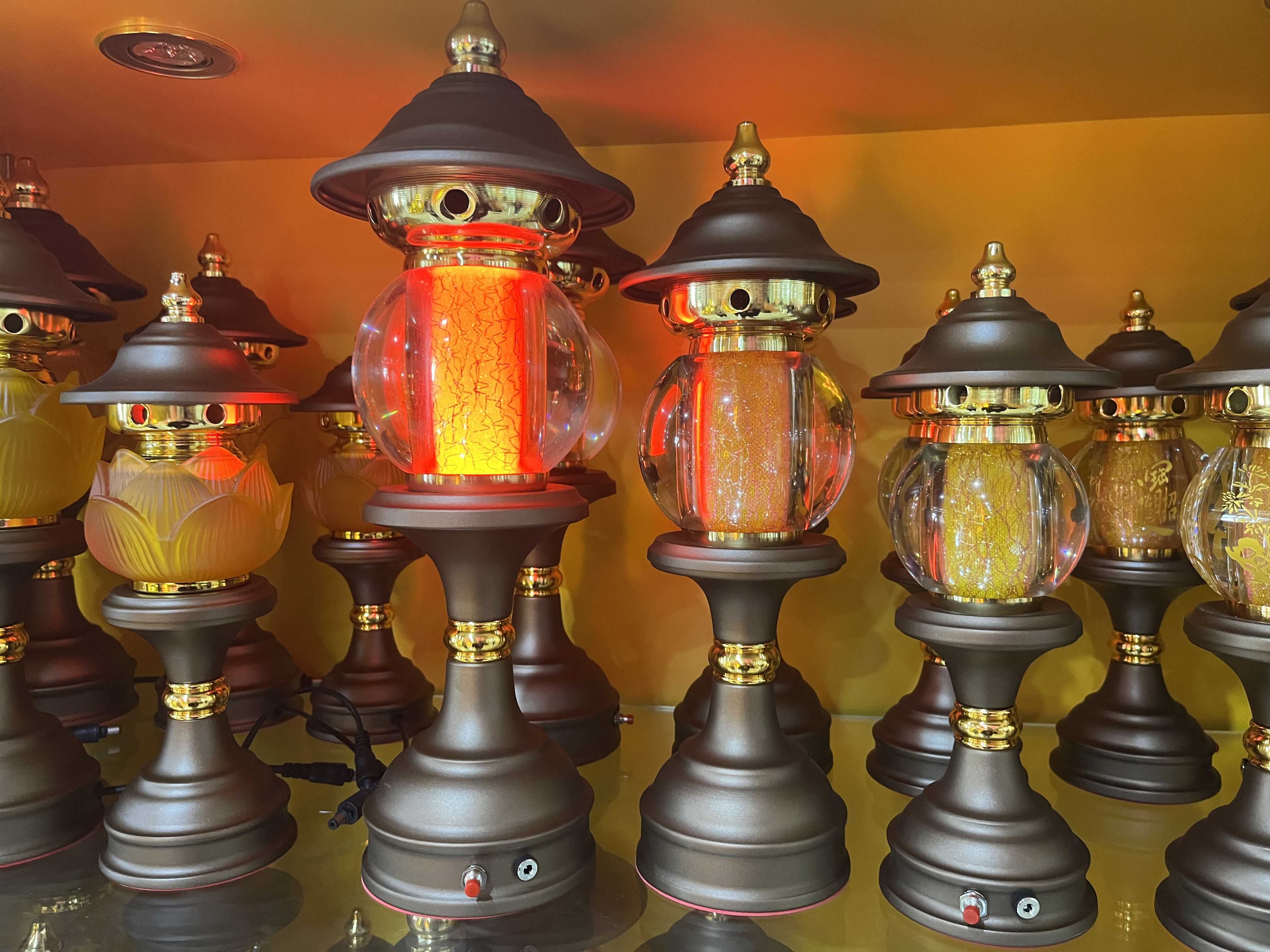 The lotus lamp is made of plastic material with a seven-color color-changing led light source. It is a dual-purpose type that can be connected and powered on. It can be used at home when the light is turned off, and the light will change color. It is an electric candle Application Scenario