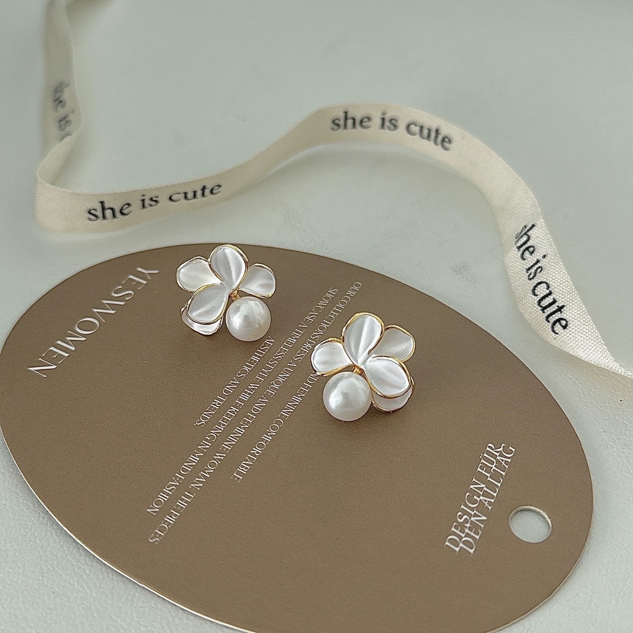 Pearl earrings, welded zircon earrings, exquisite accessories, elegant earrings, fashionable and trendy earrings for women, brilliant zircon earrings Application Scenario