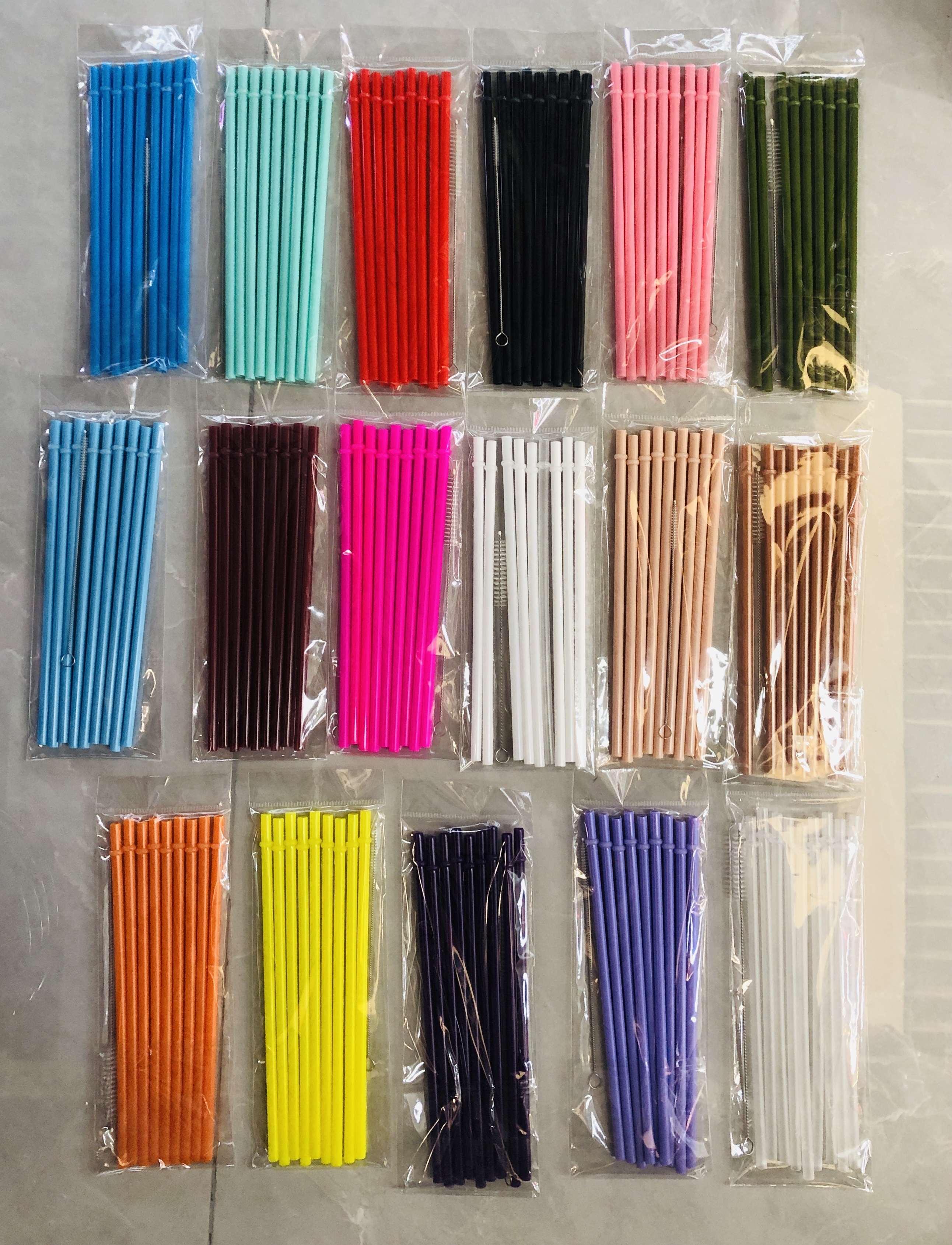 A pack of 9 straws and 1 brush