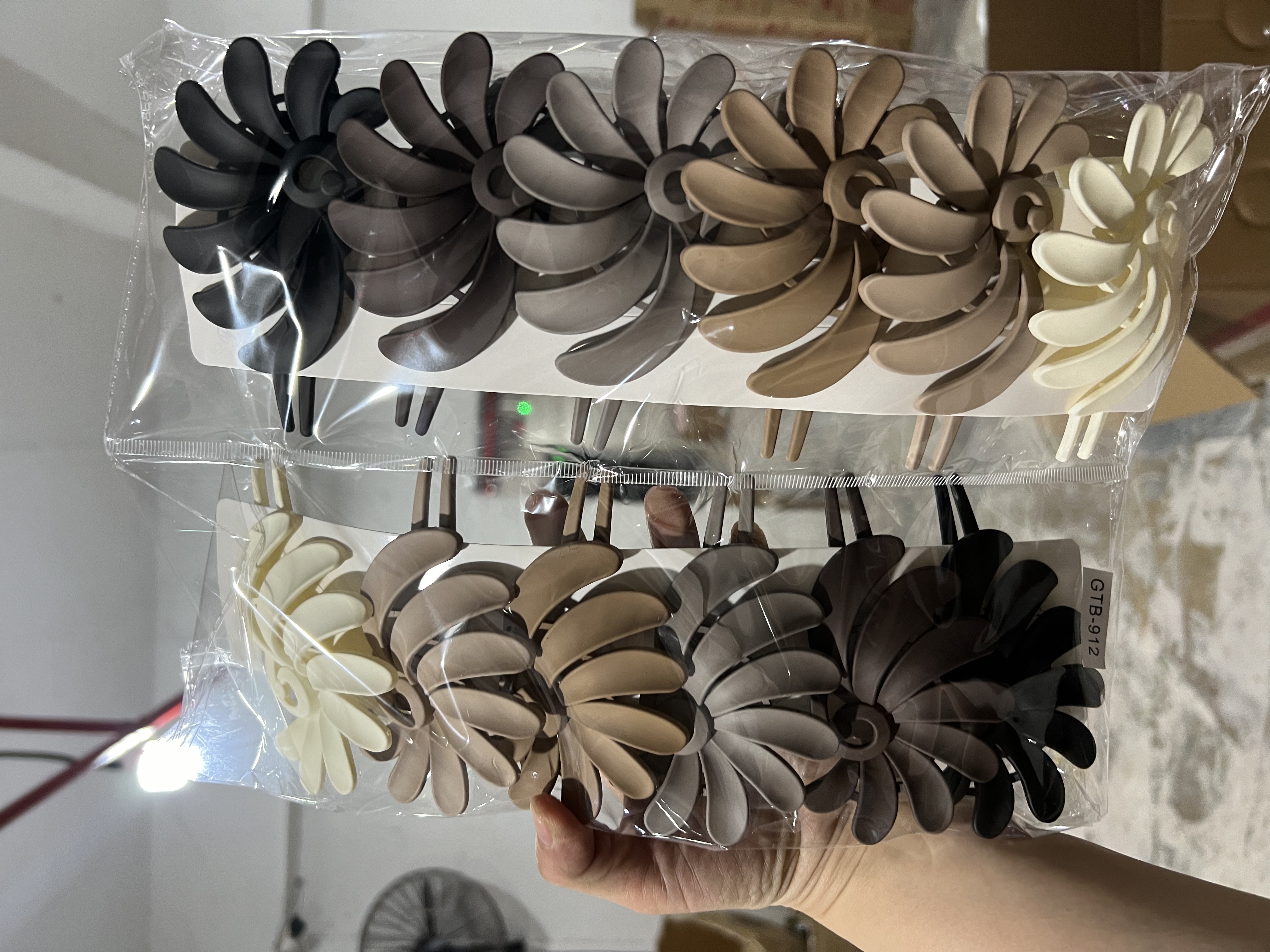 New crested duck hair clip and Grid-colored hair clips and accessories