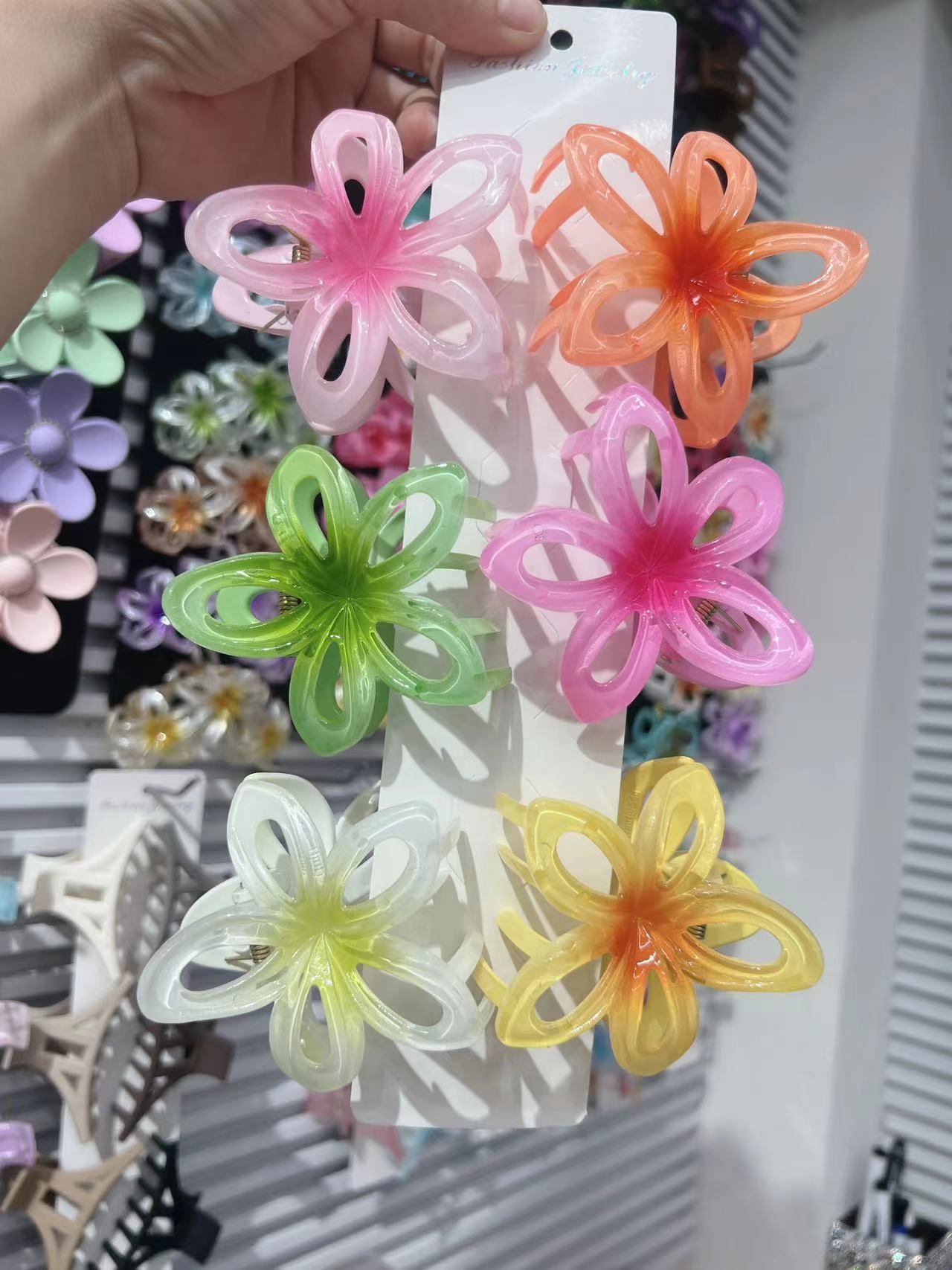 8cm Frangipani hair clip and grab dual-purpose hair accessory, fashionable and trendy hair accessory grab Application Scenario