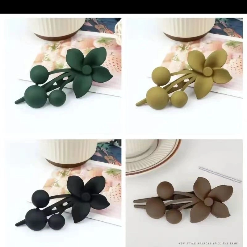 New crested duck hair clip and Grid-colored hair clips and accessories detail image 1
