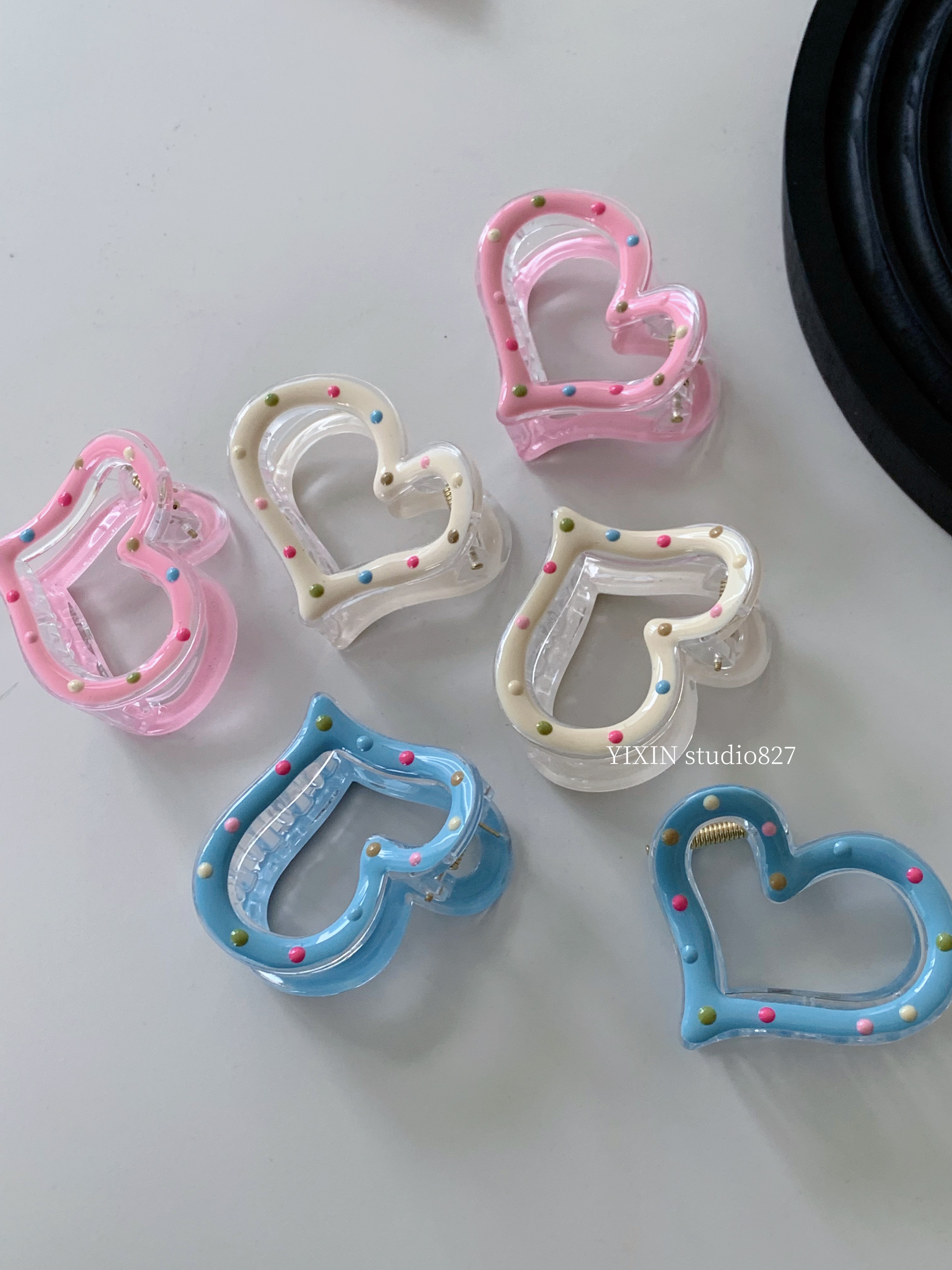 Colorful polka dot heart-shaped cute and practical grabber