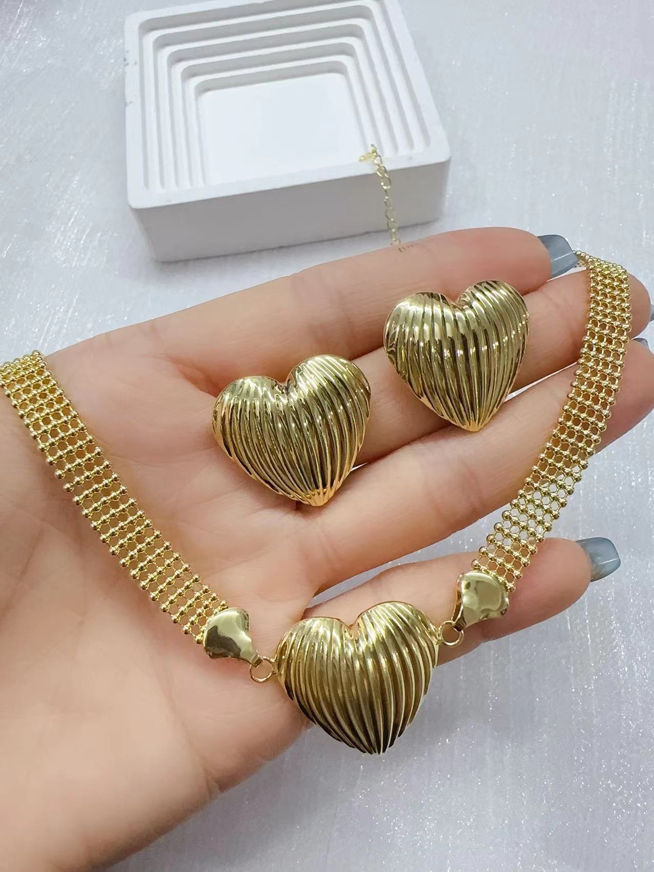 قلادة القلب الخوخ الذهبية Specification image