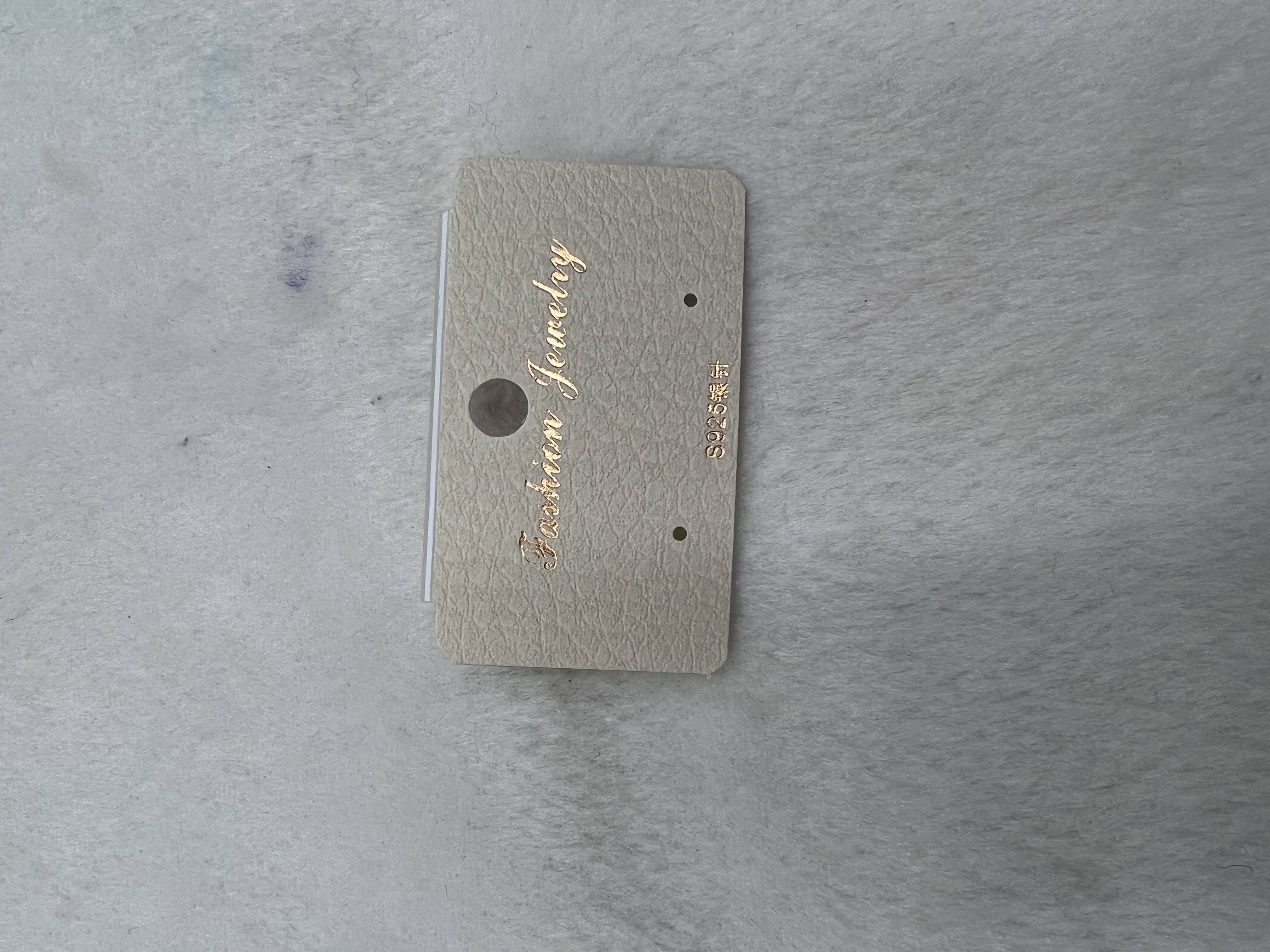 5.2*3耳环卡 塑料贴纸带挂勾 表面皮面有纹路 反面透明塑料饰品配件