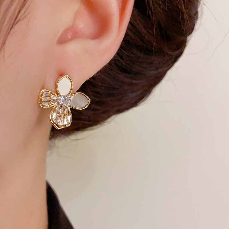 Flower earrings details Picture