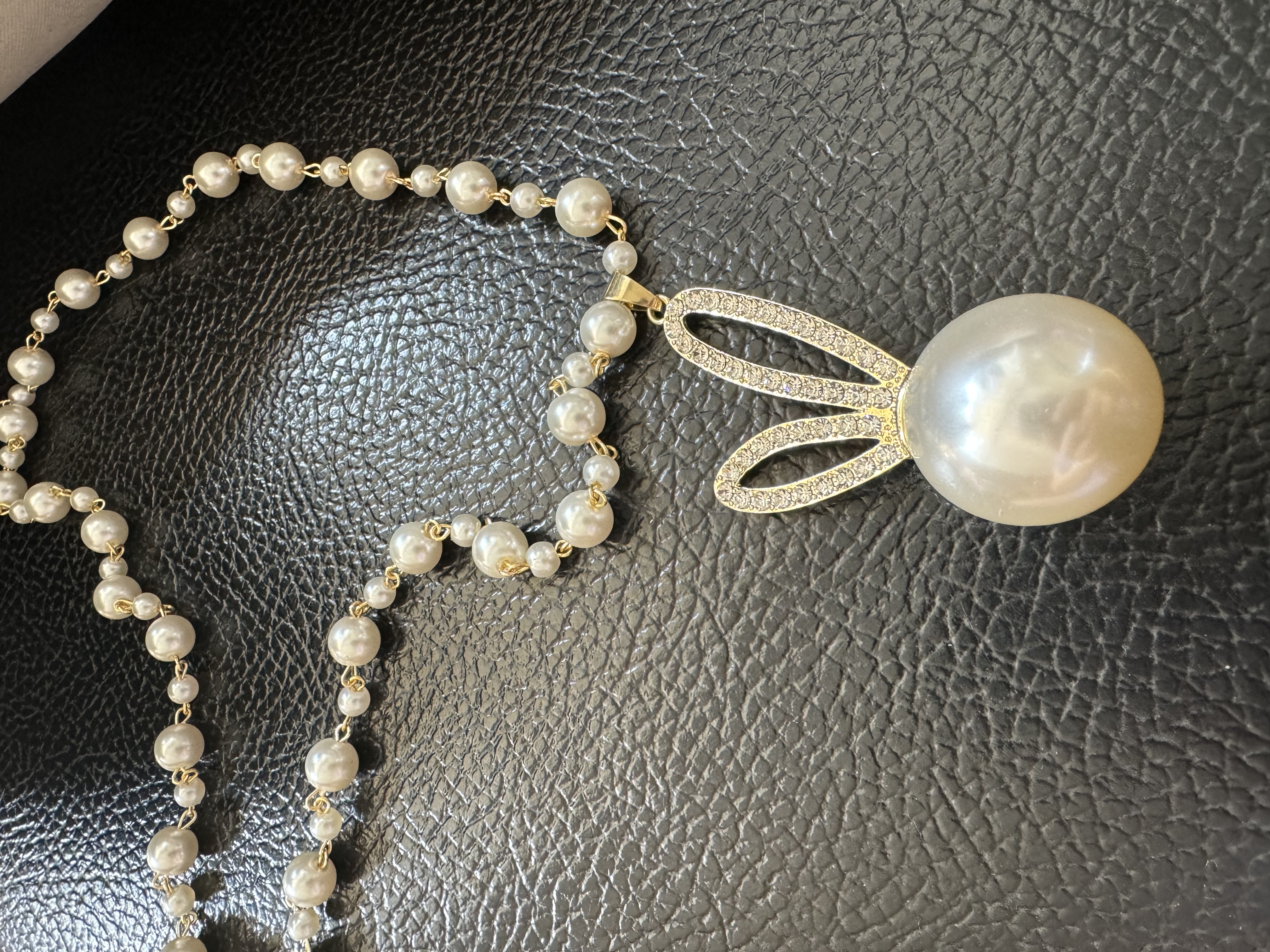 Long, trendy necklace, cute pearl sweater, new autumn and winter style, versatile accessories, decorative pendants, fashionable wax sweater chain, wax sweater chain, long, trendy necklace, cute pearl sweater, new autumn and winter style Application Scenario