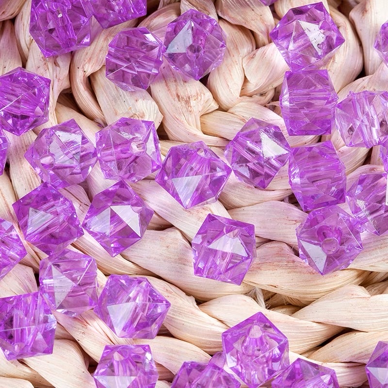 8mm四方珠透明水晶亚克力散珠子diy手工饰品创意立体菱形穿孔串珠白底实物图