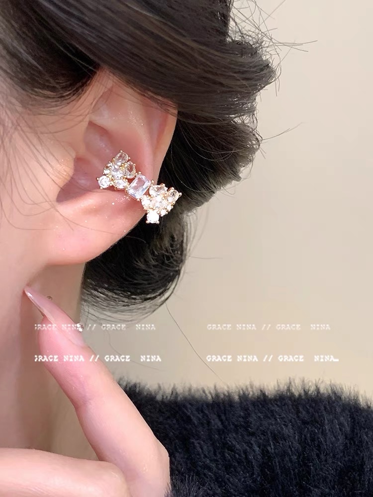 National trend full-diamond bow ear clips, no-ear piercing-shaped women's earrings, high-end and light luxury ear bone clips, niche design earrings, earrings Application Scenario