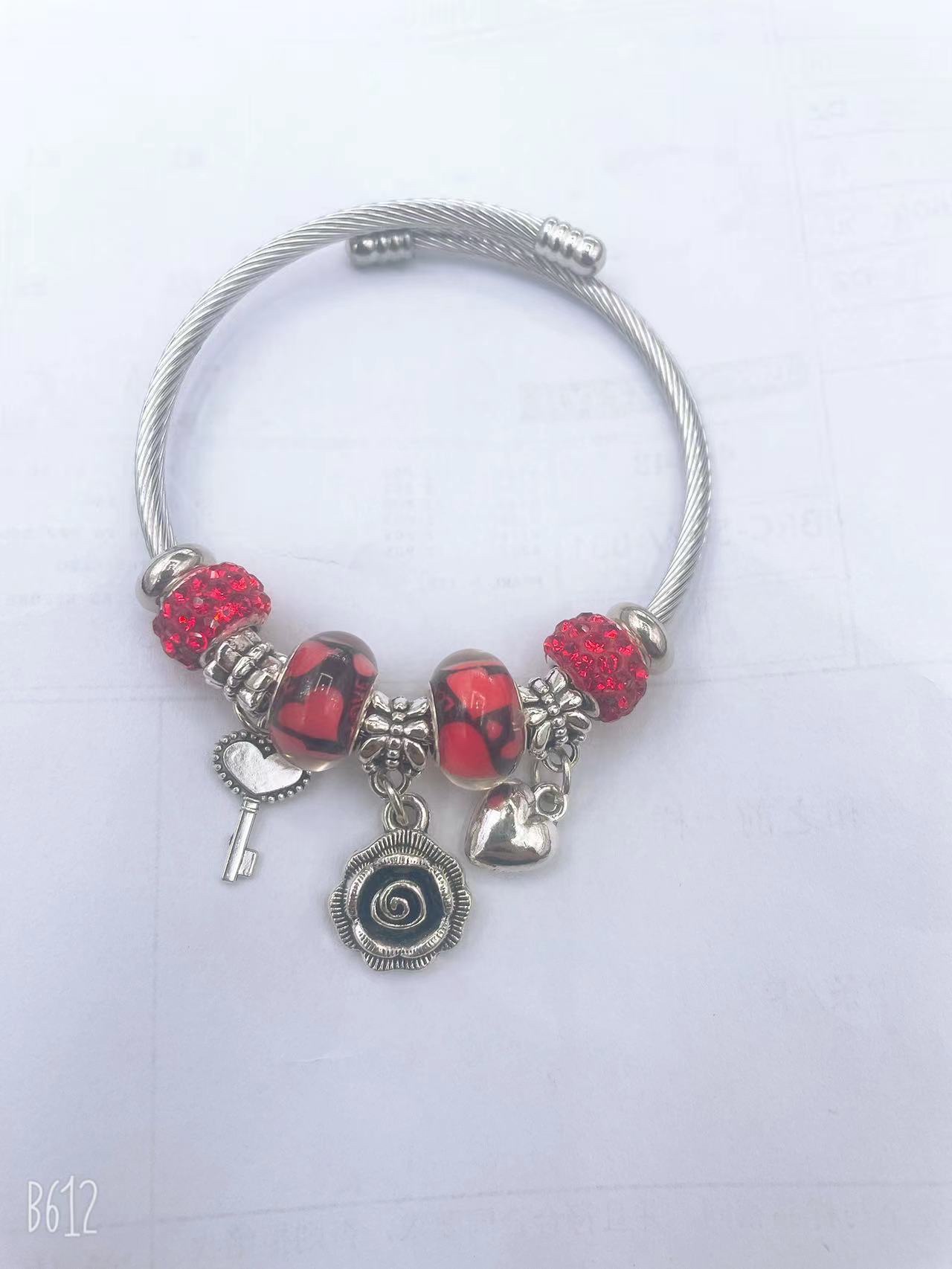 不绣钢伸缩手镯，合金吊坠，款式新颖，欢迎选购