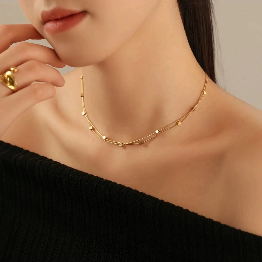 The small square double-layer necklace is a light luxury and niche sweater chain with a design sense. It is a niche women's collarbone chain with a versatile style and is a trendy accessory necklace detail image 2