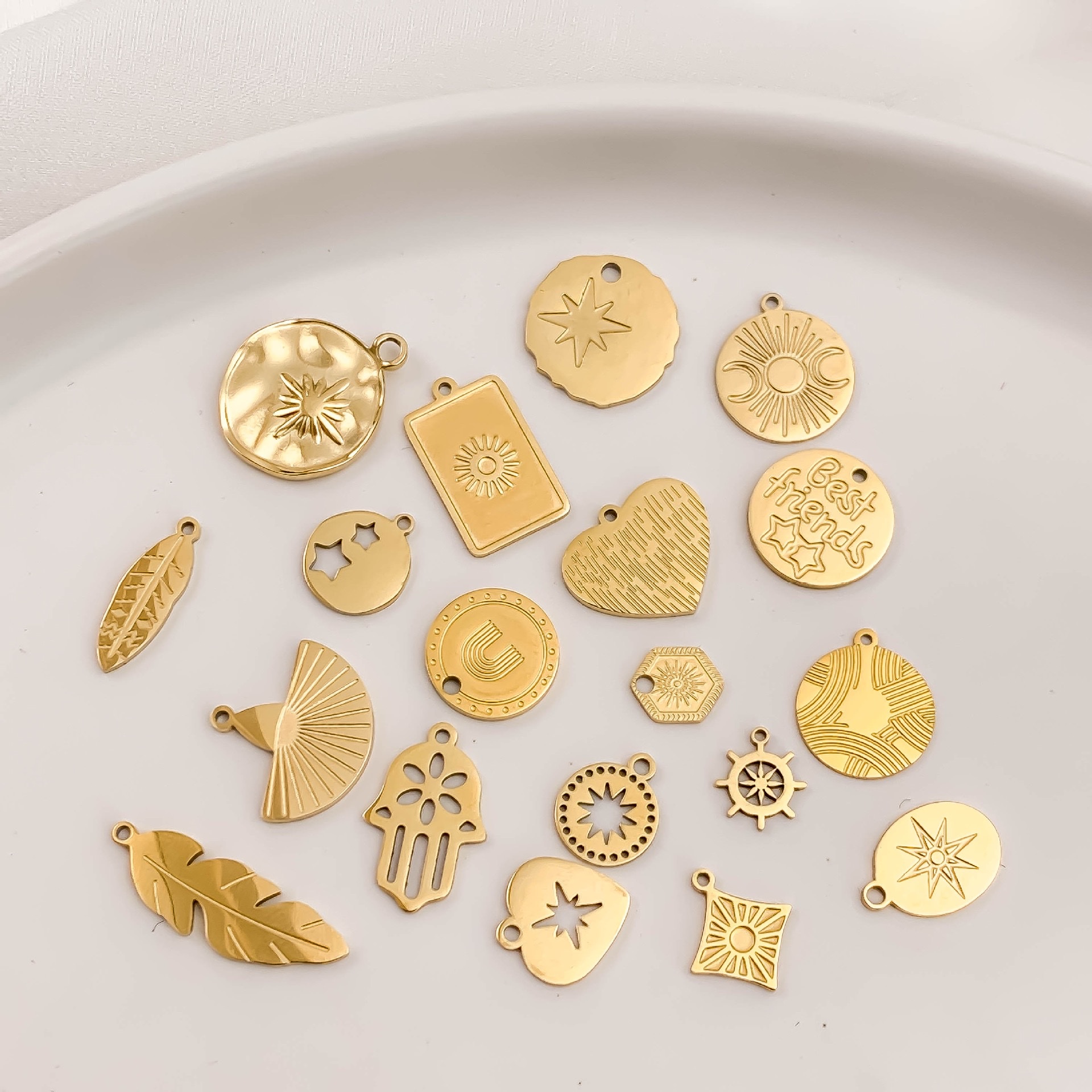 不锈钢玛丽亚吊坠十字架项链 外贸出口时尚饰品女士项链细节图