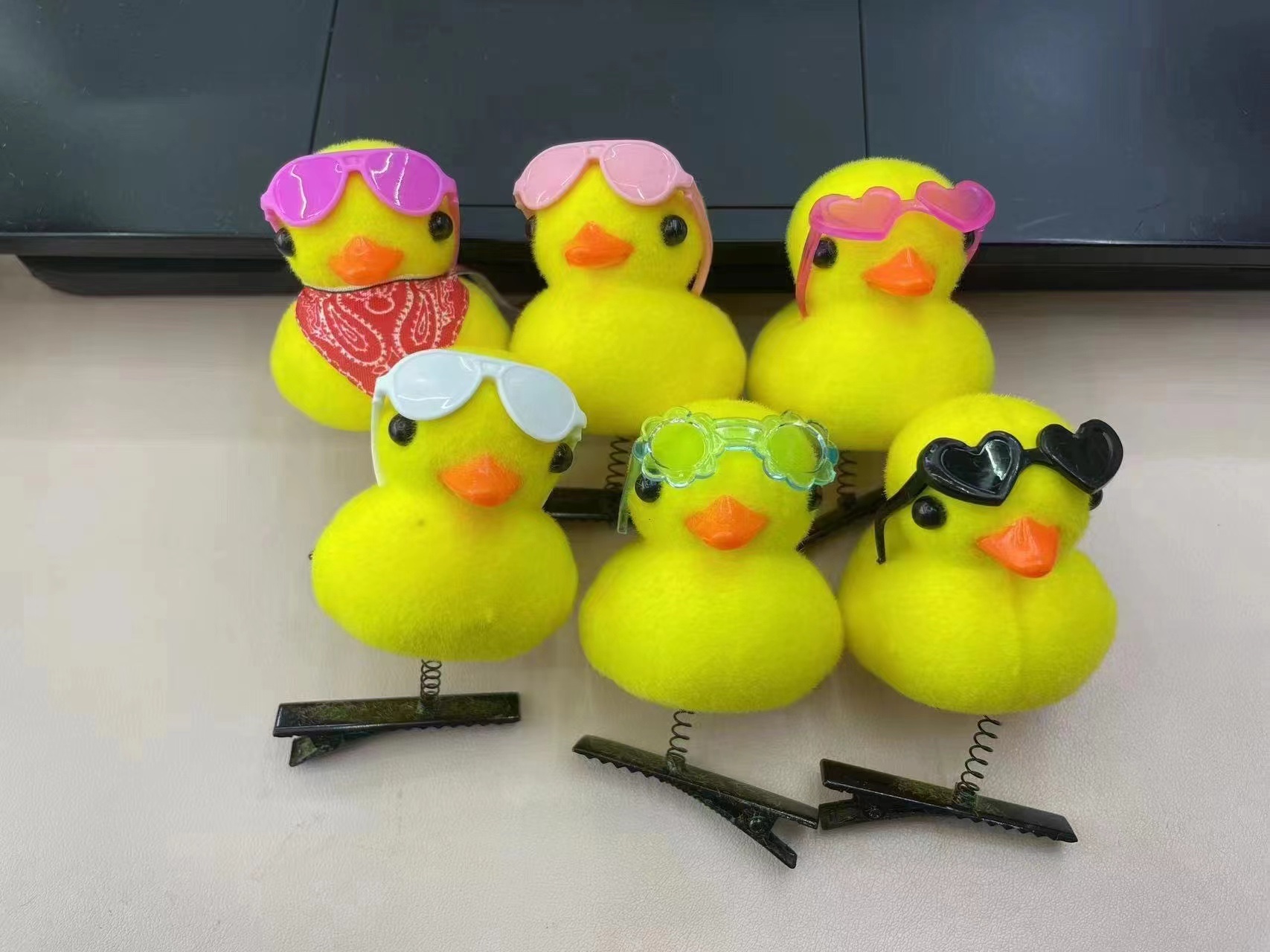 In 2024, cross-border domestic sales of small yellow hair clips, hair accessories and hair buckles Item Picture