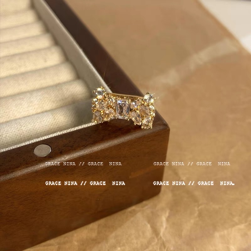 National trend full-diamond bow ear clips, no-ear piercing-shaped women's earrings, high-end and light luxury ear bone clips, niche design earrings, earrings Specification image