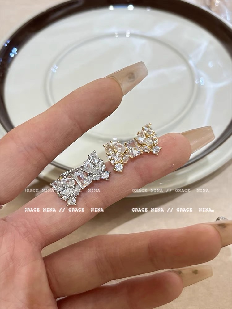 National trend full-diamond bow ear clips, no-ear piercing-shaped women's earrings, high-end and light luxury ear bone clips, niche design earrings, earrings details Picture