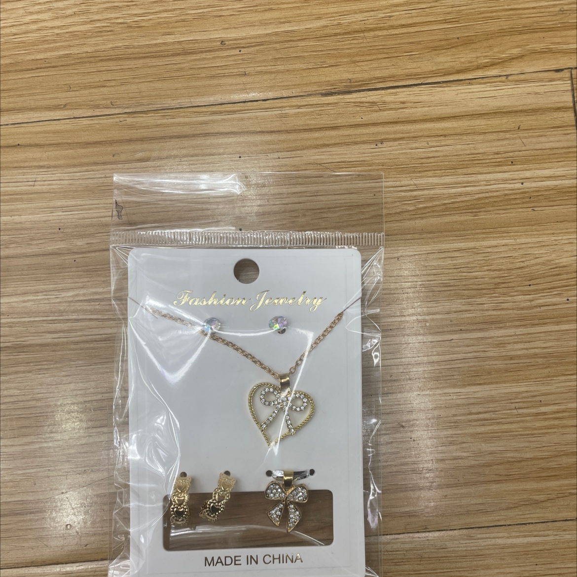 小熊标天然玛瑙石五角星散珠 饰品男款 天然珍珠耳钉 独特设计 精致工艺