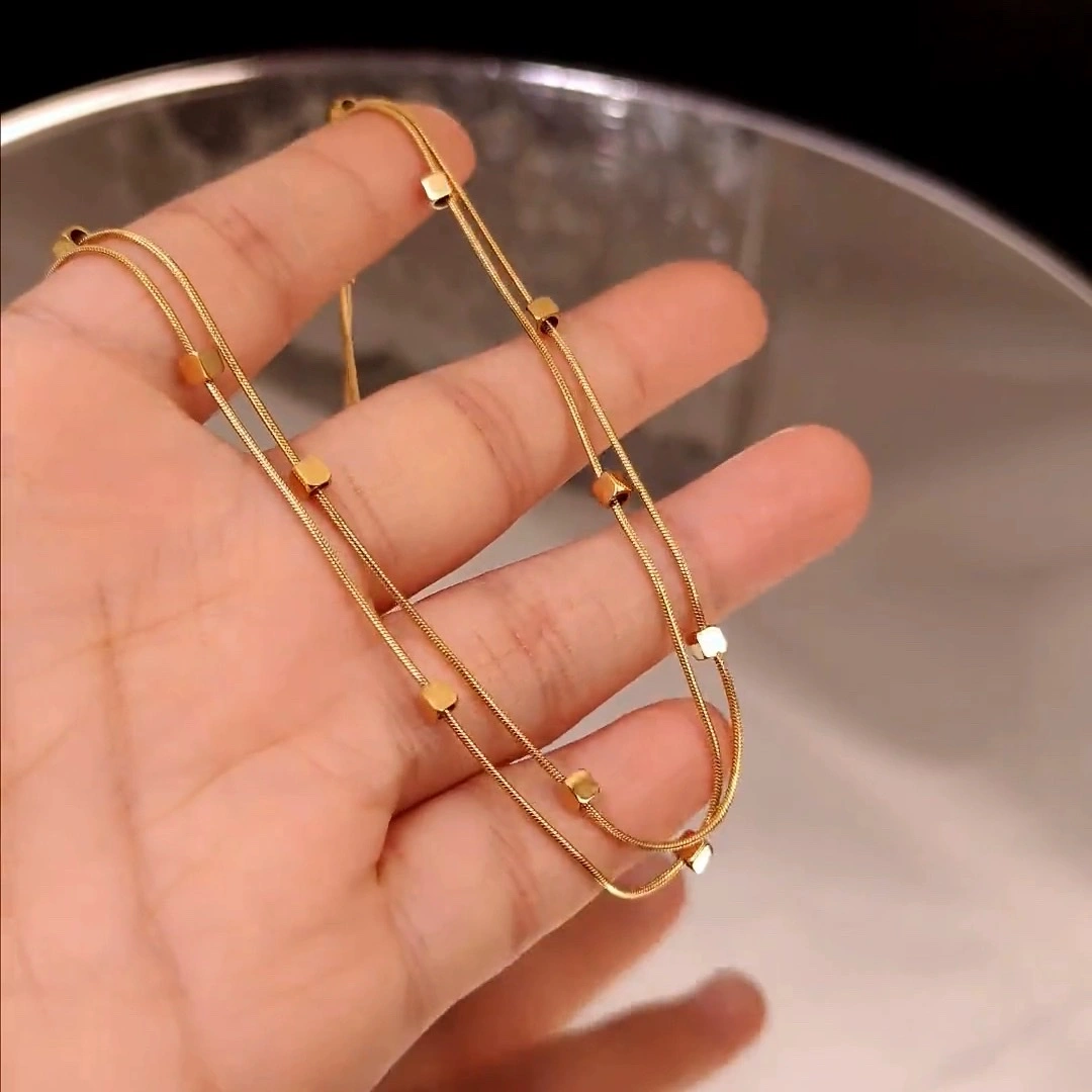 The small square double-layer necklace is a light luxury and niche sweater chain with a design sense. It is a niche women's collarbone chain with a versatile style and is a trendy accessory necklace detail image 5