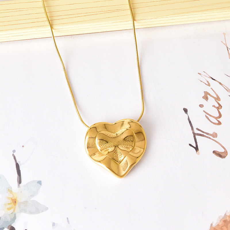 跨境新款钛钢星月锁骨链个性百搭五角星T恤链不规则爱心吊坠饰品白底实物图