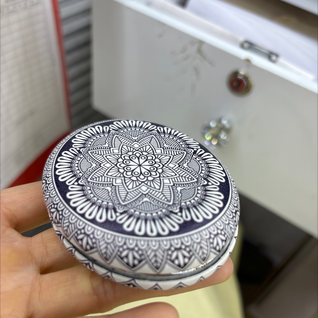 Bread mirror, makeup mirror, ethnic style oval makeup mirror series display box, cute PU makeup mirror, portable and simple beauty small mirror, folding creative mini double-sided round touch-up makeup small mirror, mini handheld flip cover folding Application Scenario