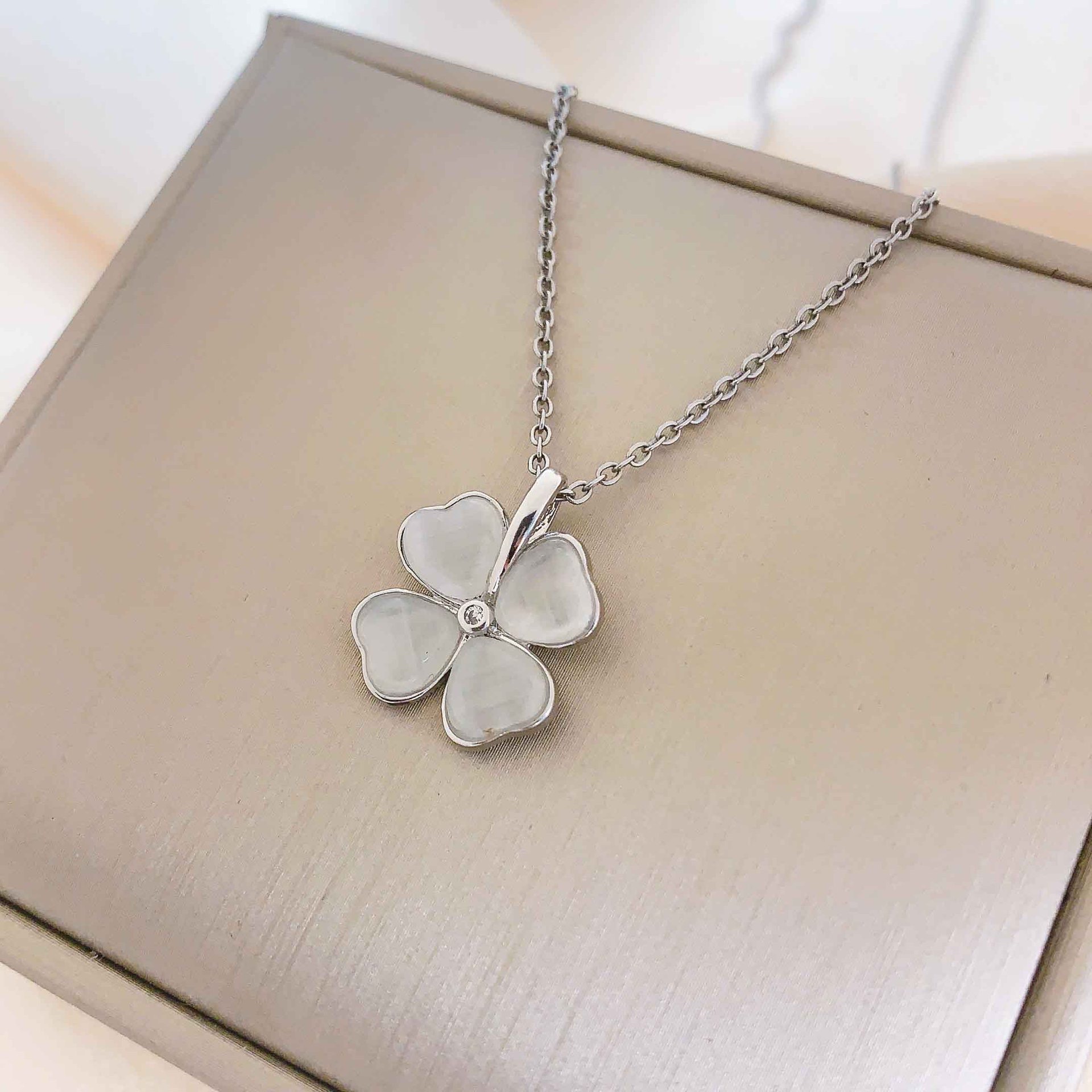 Elegant and individualistic, small flower four-leaf clover, delicate and exquisite, fashionable and versatile Xintian necklace Application Scenario