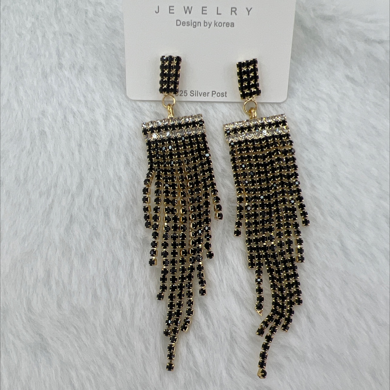 Pearl earrings, elegant ladies' accessories, stud earrings, fashionable and trendy accessories, simple and grand earrings and accessories