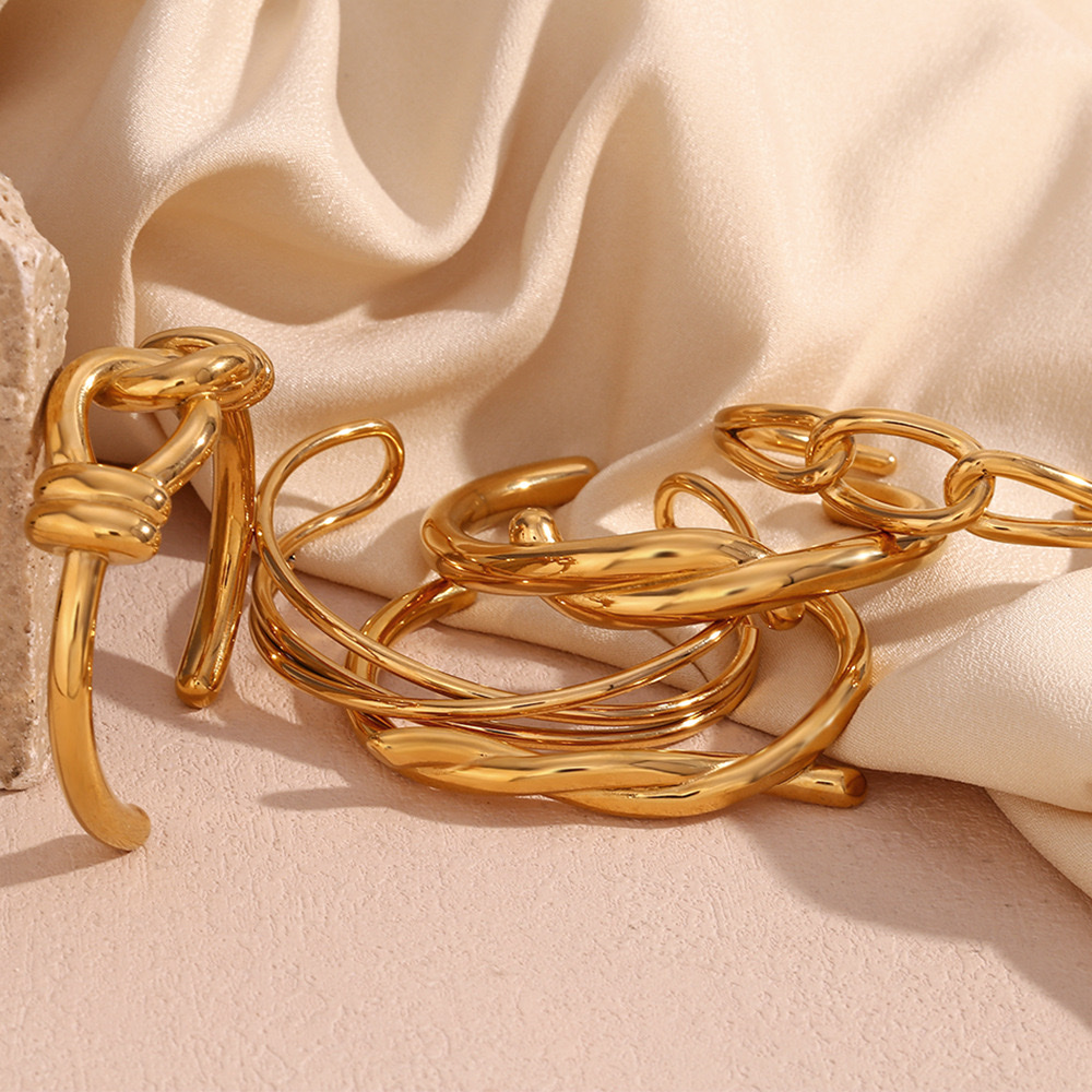 This is a fashionable, niche and simple bestseller from Europe and America. It features a cross-knotted open bracelet made of titanium steel and plated with 18K gold, exuding a unique charm details Picture