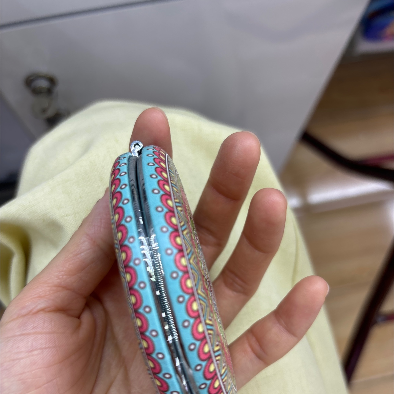 A series of display box packaging of ethnic-style oval makeup mirrors, cute PU makeup mirrors, portable and simple beauty small mirrors, folding creative mini double-sided round mirrors Specification image