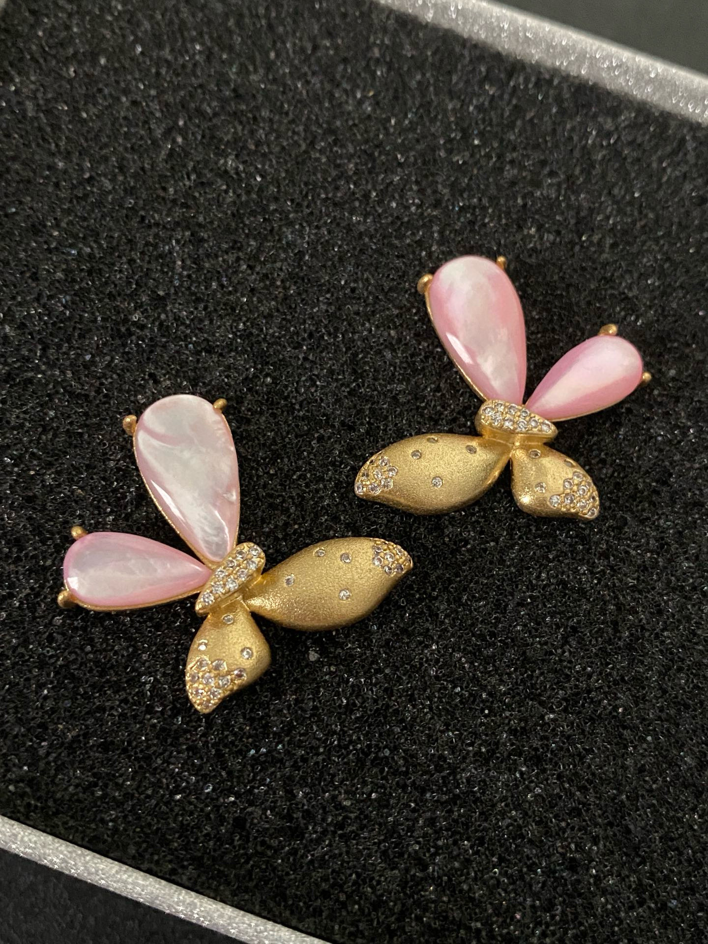 珍珠耳环女士优雅饰品 珍珠耳钉耳饰 简约时尚耳环饰品 珍珠耳饰轻奢风格