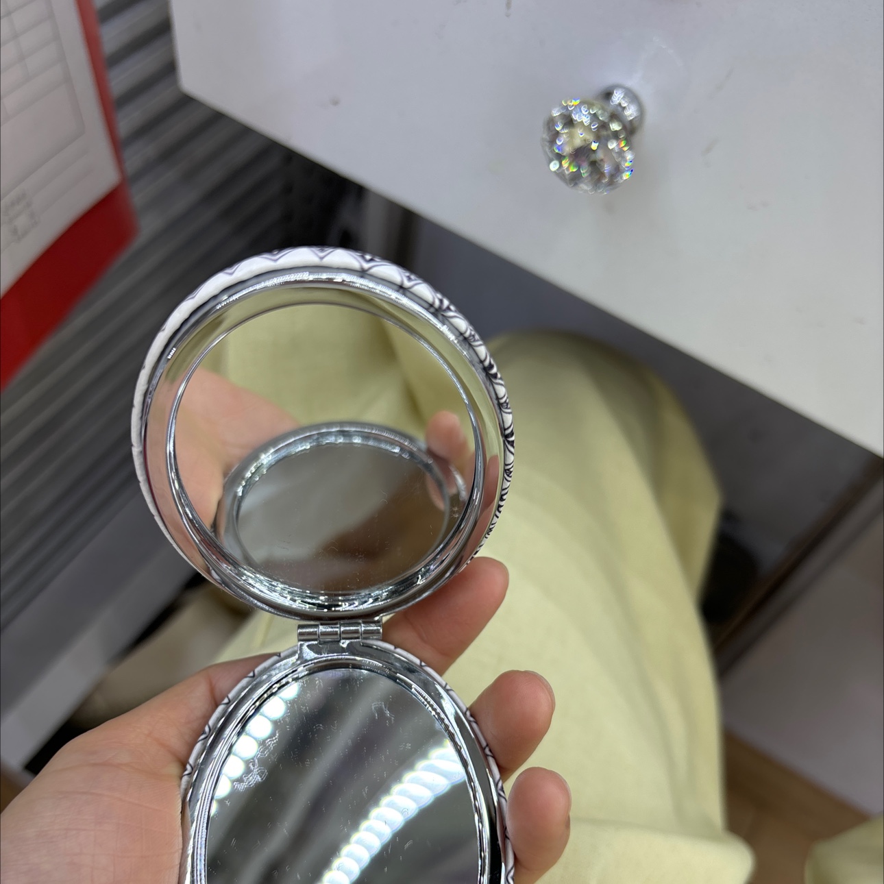 Bread mirror, makeup mirror, ethnic style oval makeup mirror series display box, cute PU makeup mirror, portable and simple beauty small mirror, folding creative mini double-sided round touch-up makeup small mirror, mini handheld flip cover folding details Picture