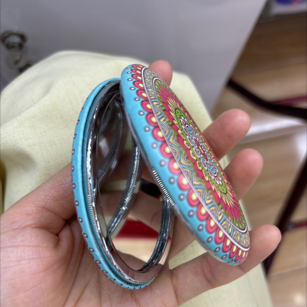 A series of display box packaging of ethnic-style oval makeup mirrors, cute PU makeup mirrors, portable and simple beauty small mirrors, folding creative mini double-sided round mirrors Application Scenario