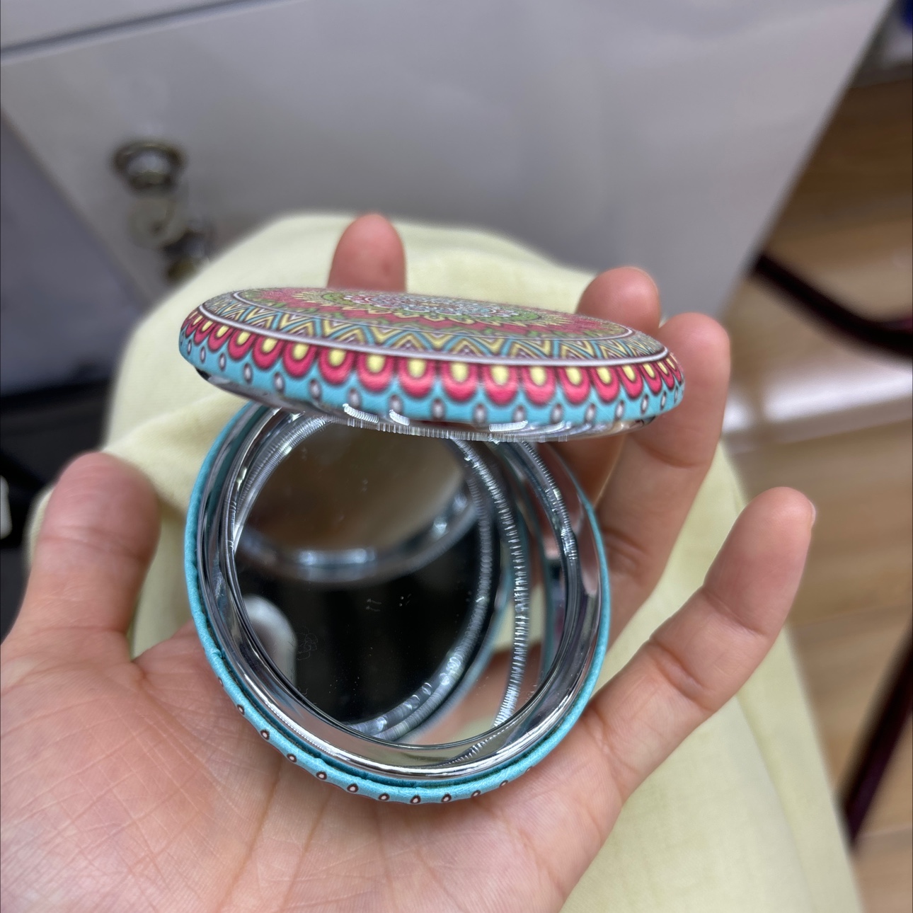 A series of display box packaging of ethnic-style oval makeup mirrors, cute PU makeup mirrors, portable and simple beauty small mirrors, folding creative mini double-sided round mirrors details Picture