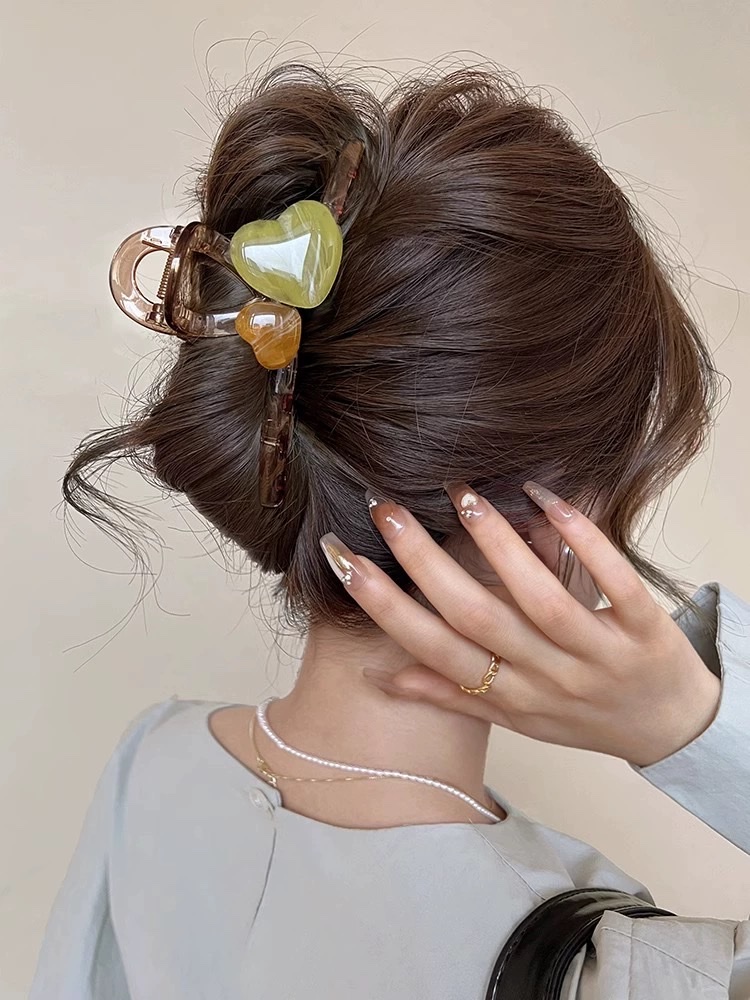 So beautiful that it touches the heart! A new high-end hairpin for women with a heart-shaped grab clip, a stylish shark clip headpiece at the back of the head Specification image