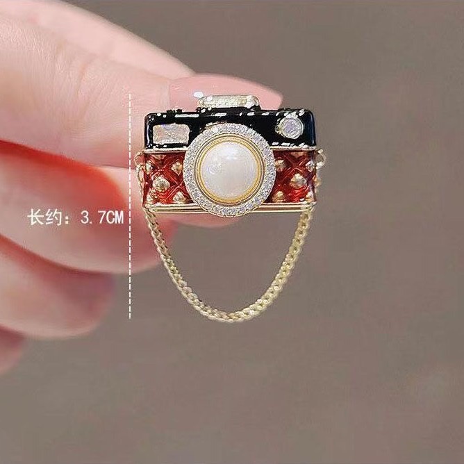 Medieval Oman badge camera imitation pearl corsage clothing and accessories with unique design, exquisite and trendy decoration imitation pearl corsage detail image 1
